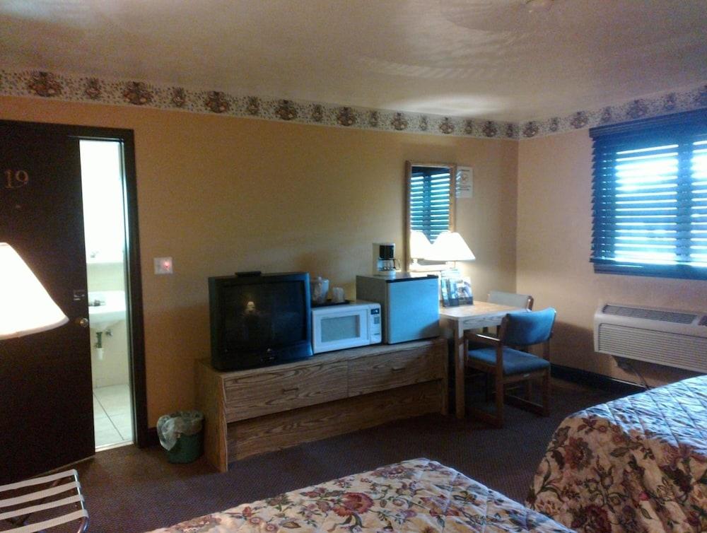 Colonial Inn Motel photo 24