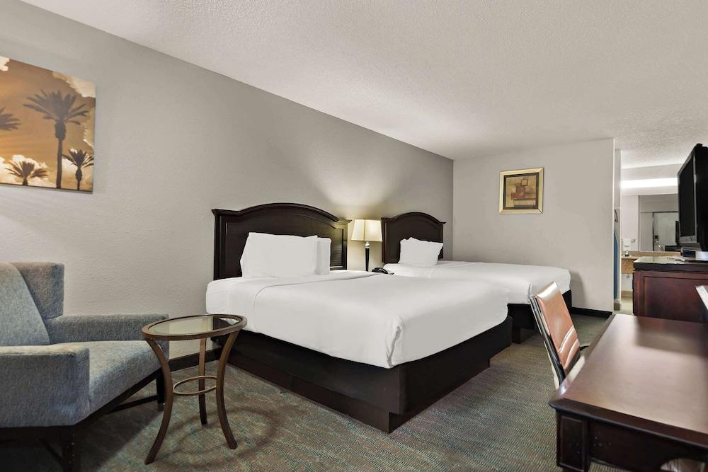 Rodeway Inn Lumberton Central photo 9