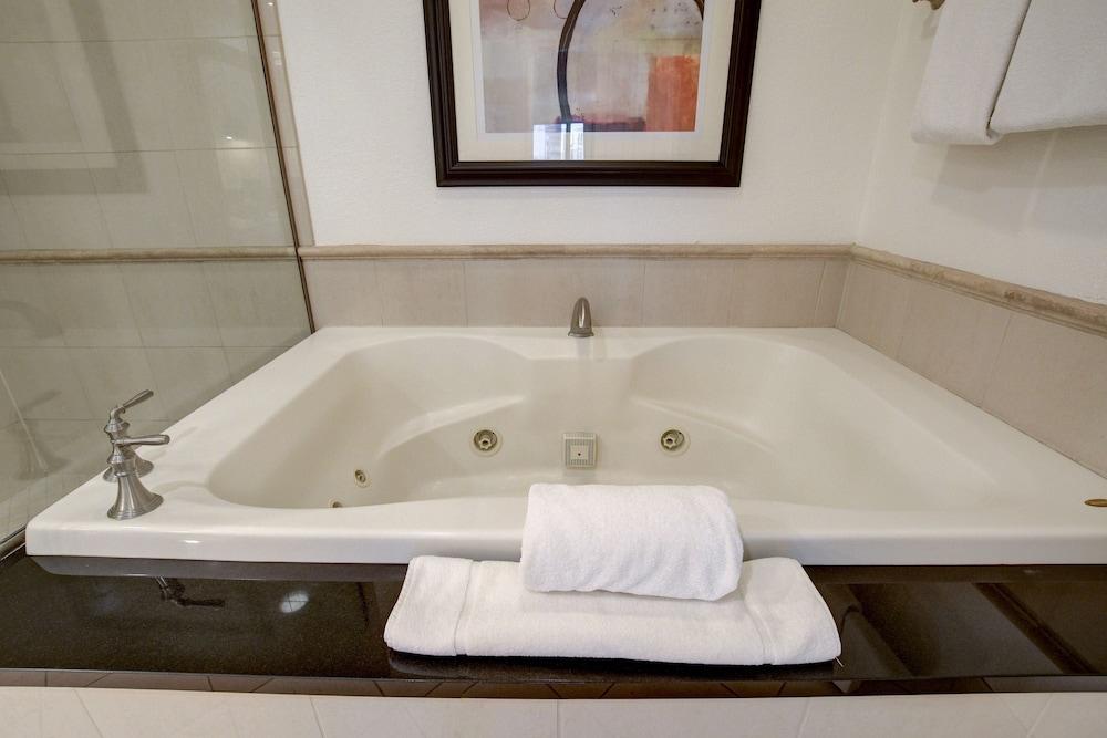 Premium Suite w/balcony at The Signature photo 21