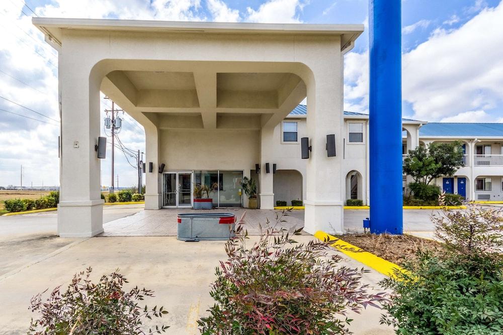 Motel 6 Seguin, TX photo 14