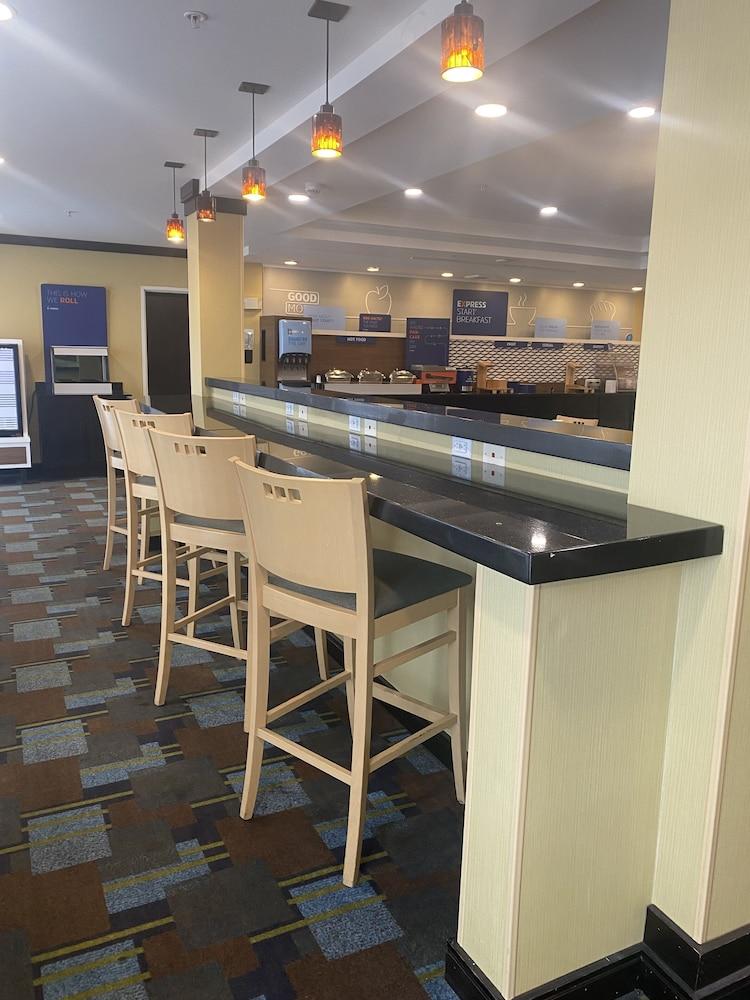 Holiday Inn Express & Suites Detroit North - Troy by IHG photo 10