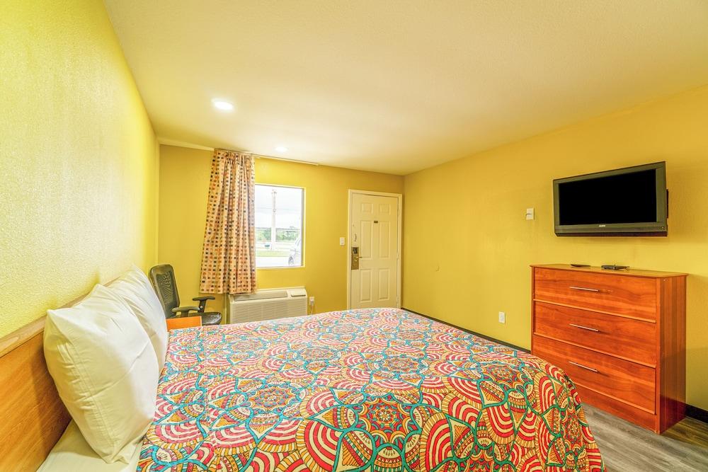 Regency Inn By OYO Rockdale TX photo 19