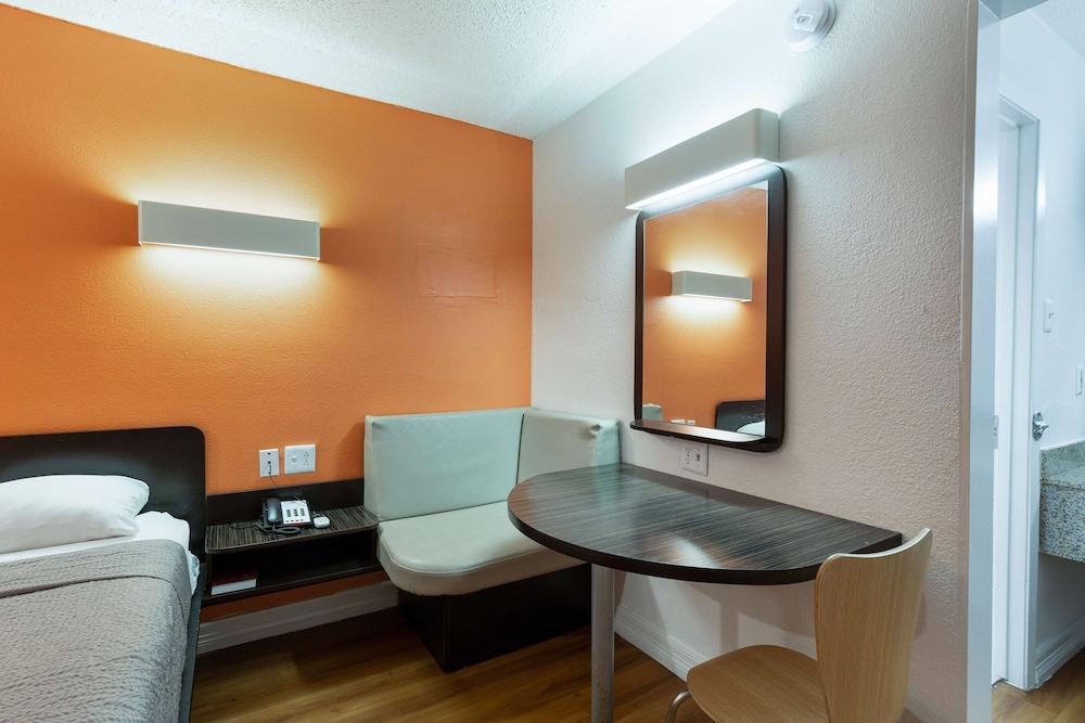Motel 6 Houston, TX - East photo 11