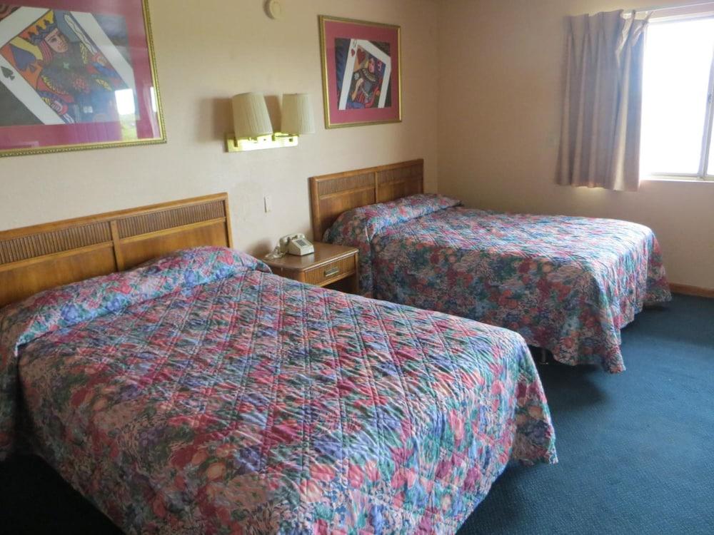 Travelers Inn photo 28