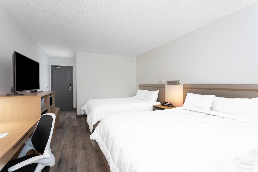 Travelodge by Wyndham Elkhart photo 13