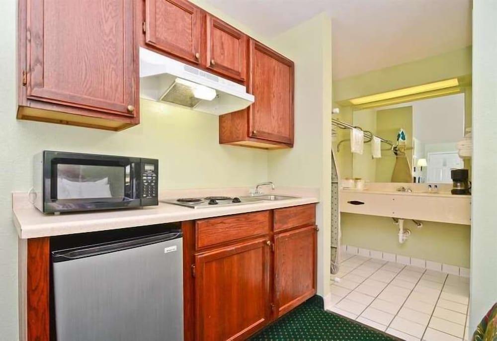 Pine Point Inn & Suites photo 12