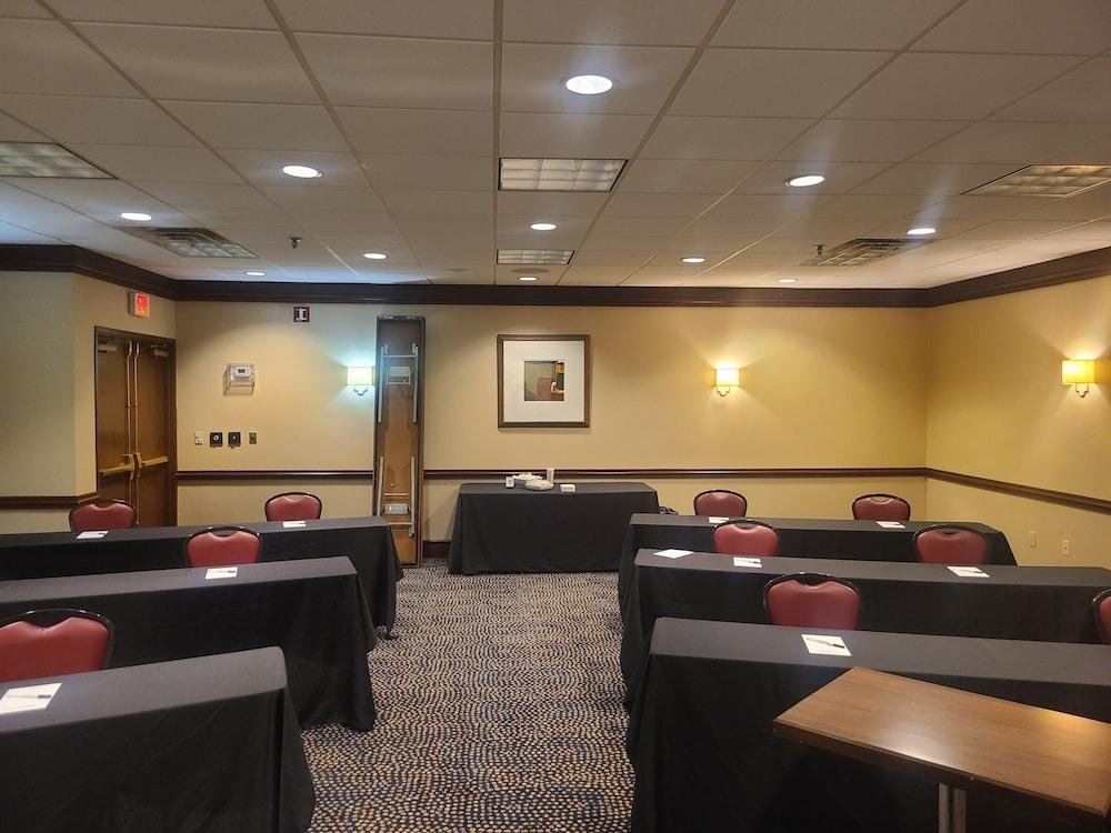Hotel RL Cleveland Airport West photo 24