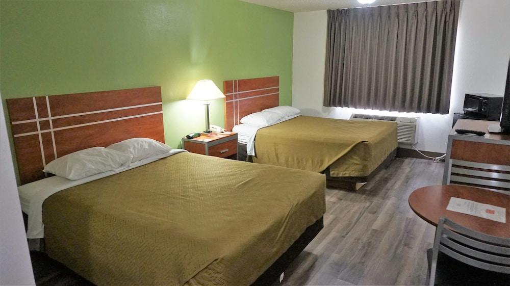Econo Lodge Inn & Suites Pekin - Peoria Area photo 6