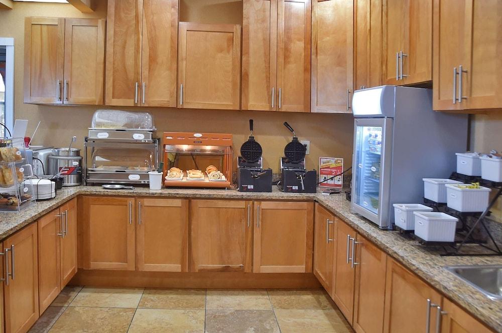 Baymont by Wyndham Orlando East photo 18