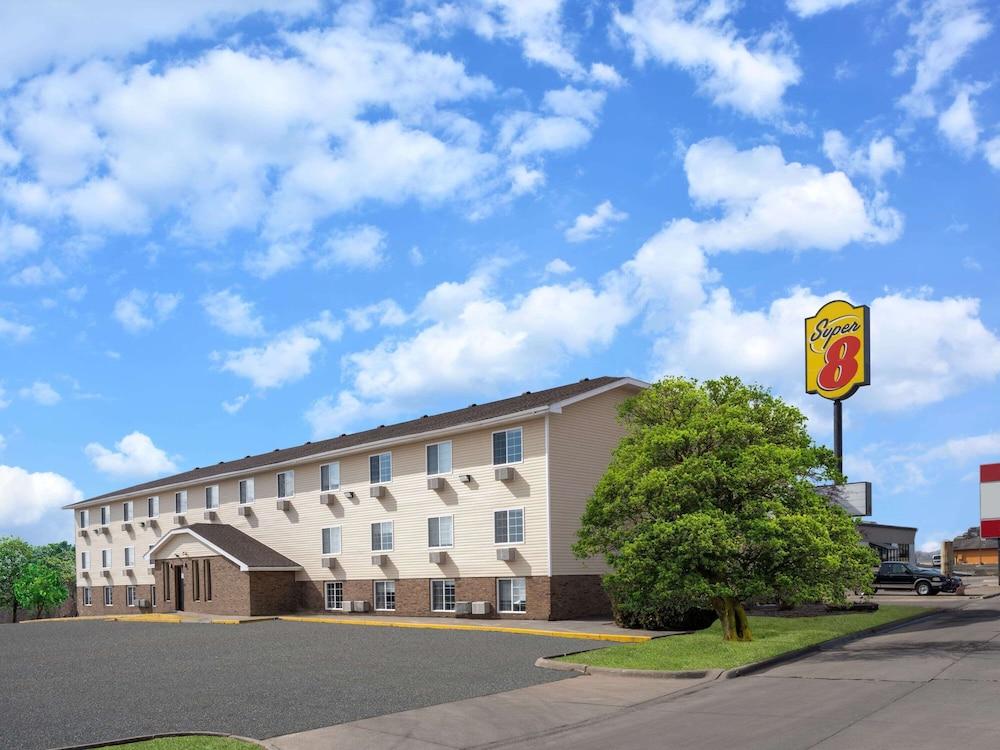 Super 8 by Wyndham Clinton — hotel in Clinton