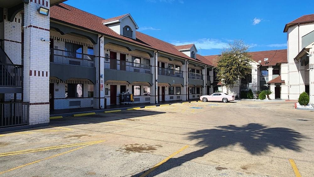 Scottish Inns & Suites Sam Houston Pkwy photo 27