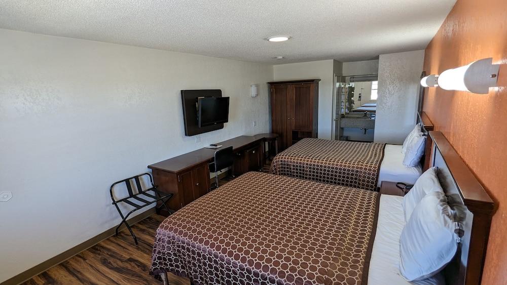 Hillcrest Inn & Suites photo 5