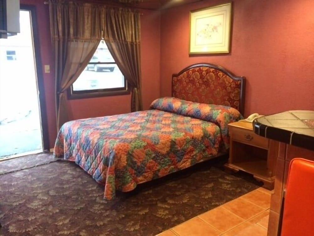 Pink Fountain Motor Inn photo 25