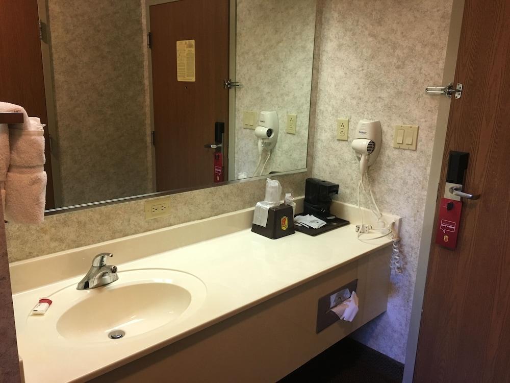 Super 8 by Wyndham Erwin photo 6