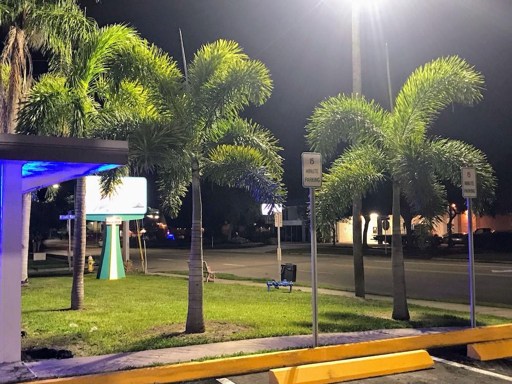 Tropical Inn & Suites photo 15