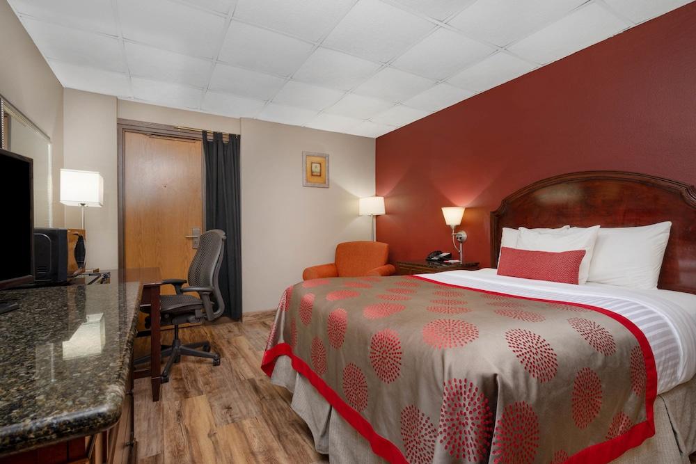 Ramada by Wyndham Albert Lea photo 18