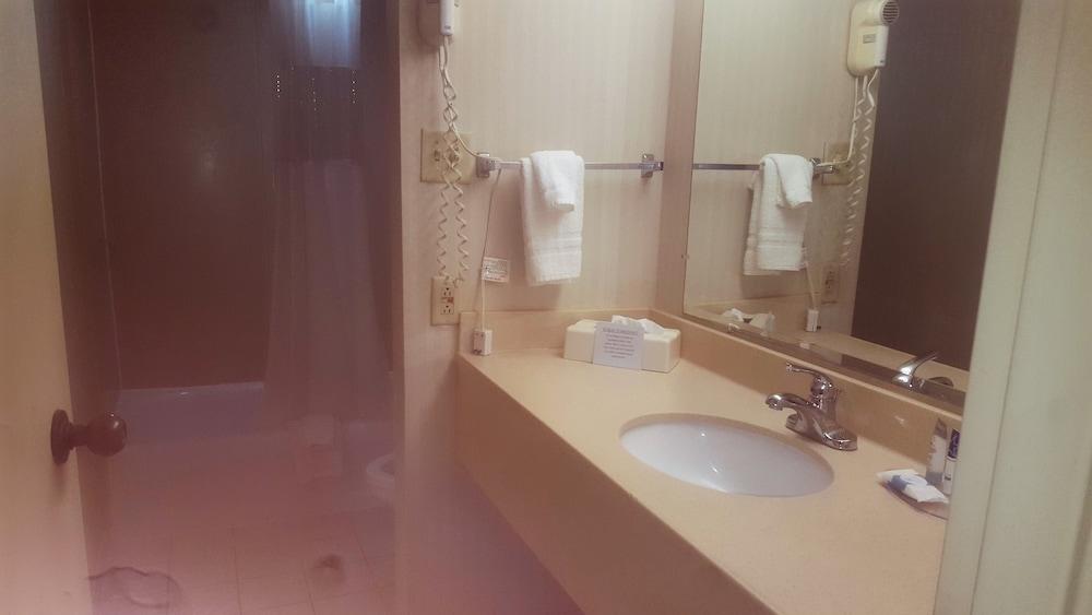 Salina Ambassador Hotel and Conference Center photo 18