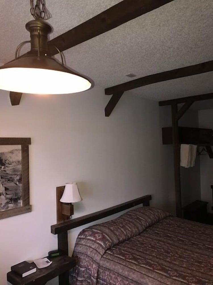 Bunkhouse Motel photo 9