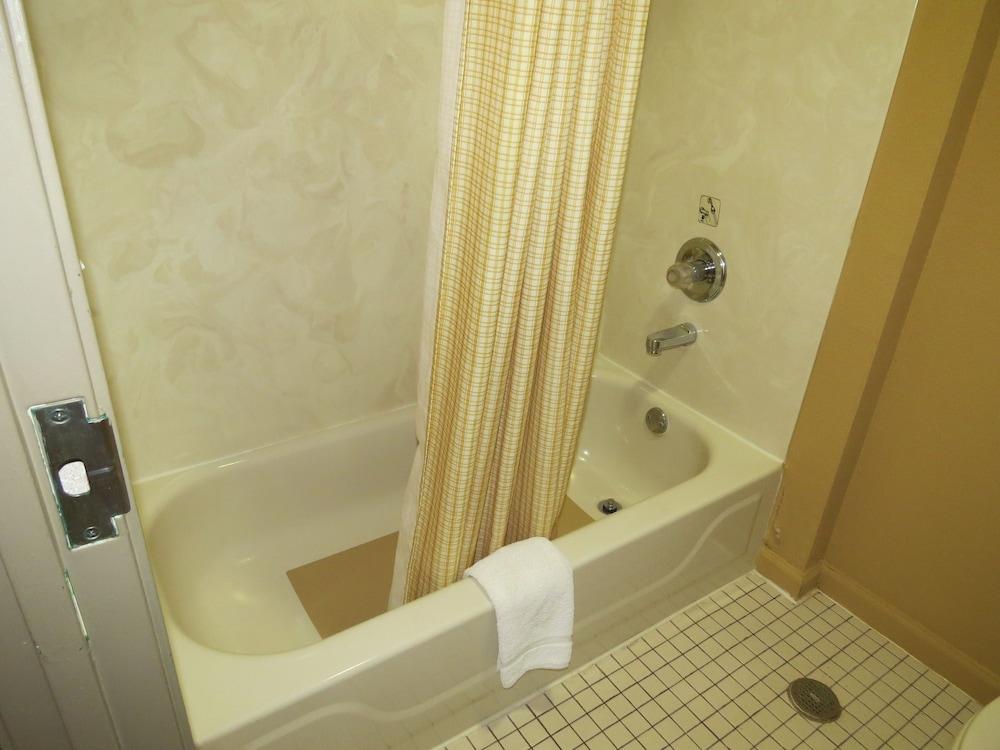 First Western Inn Caseyville photo 9