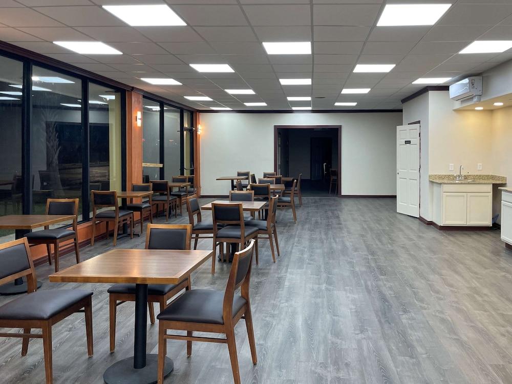 Econo Lodge Yemassee photo 30