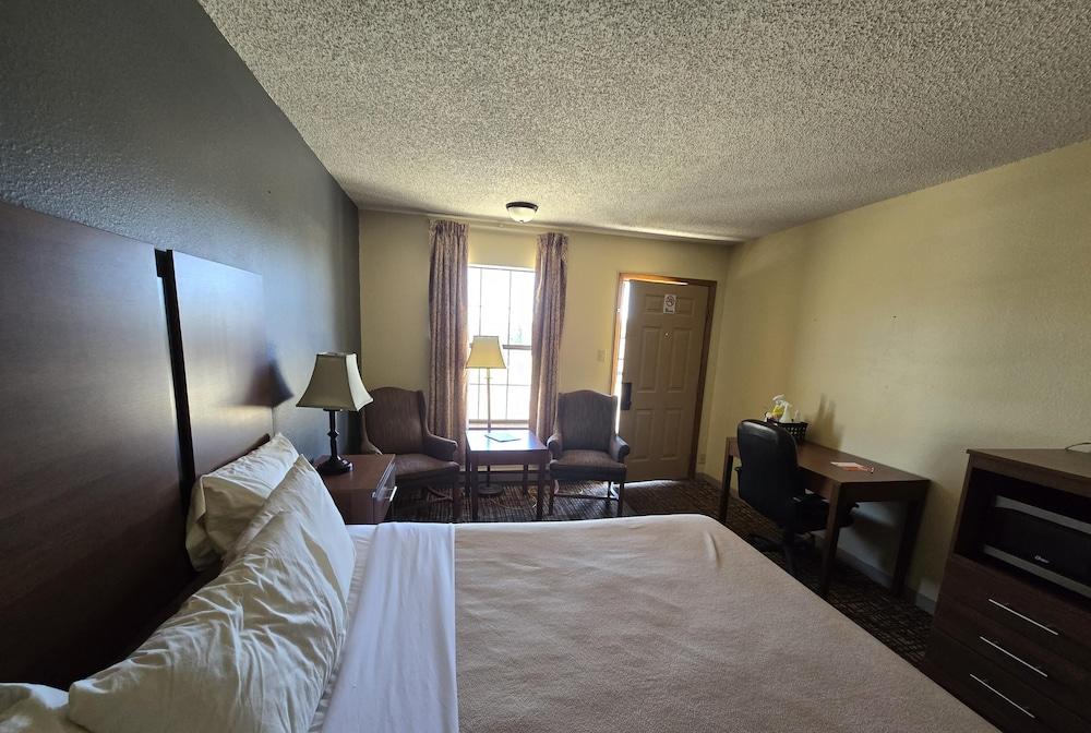 Econo Lodge Eagle Nest photo 33