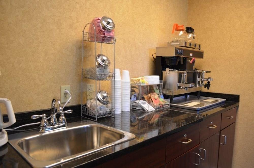Brookshire Inn & Suites photo 22