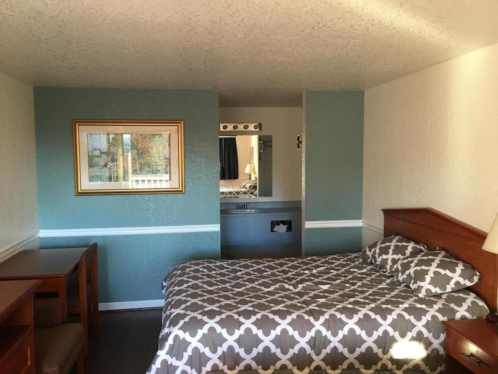 Belfair Motel photo 12