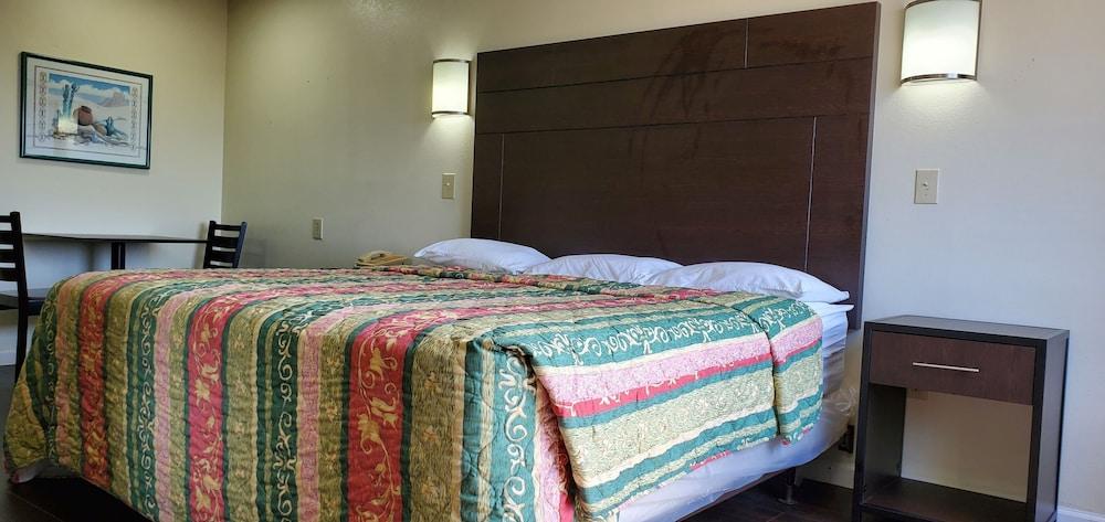 Plano Inn & Suites photo 11