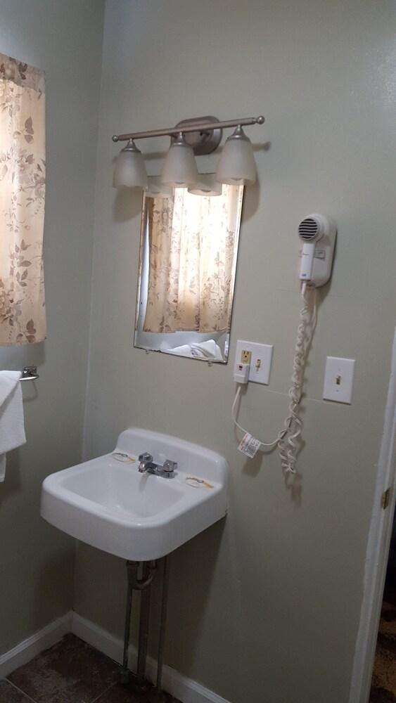 Colonial West Motel photo 6