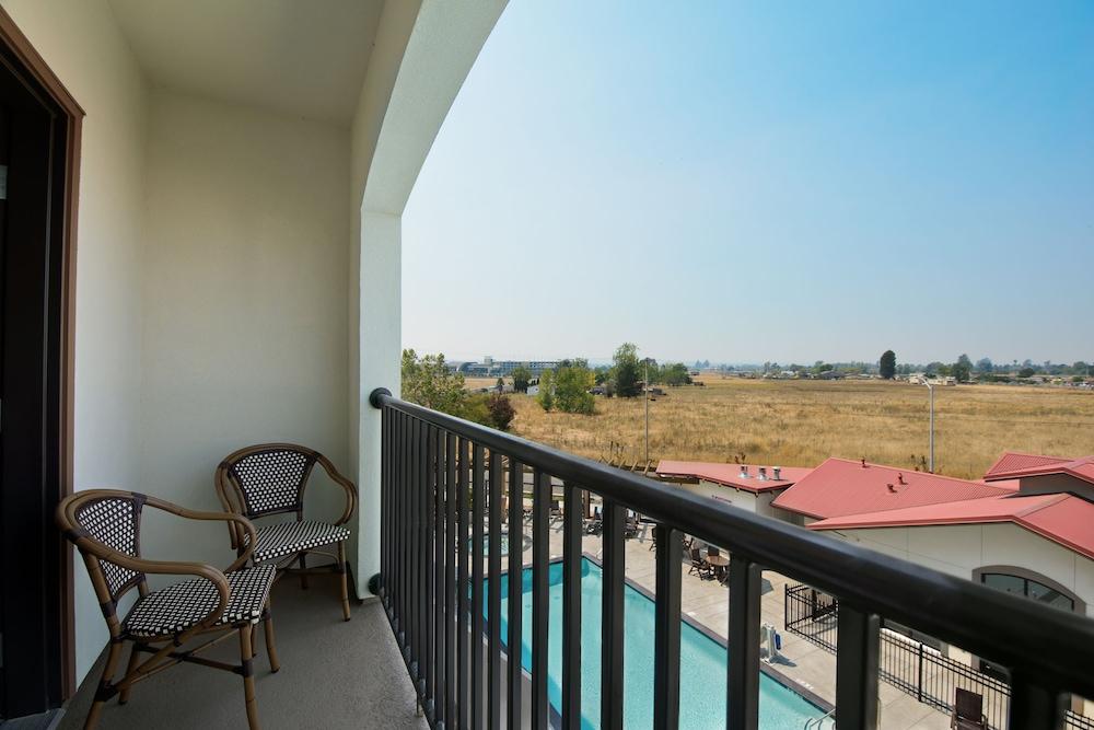 Oxford Suites Sonoma County photo 19