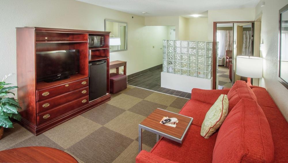 Hampton Inn South Haven photo 14