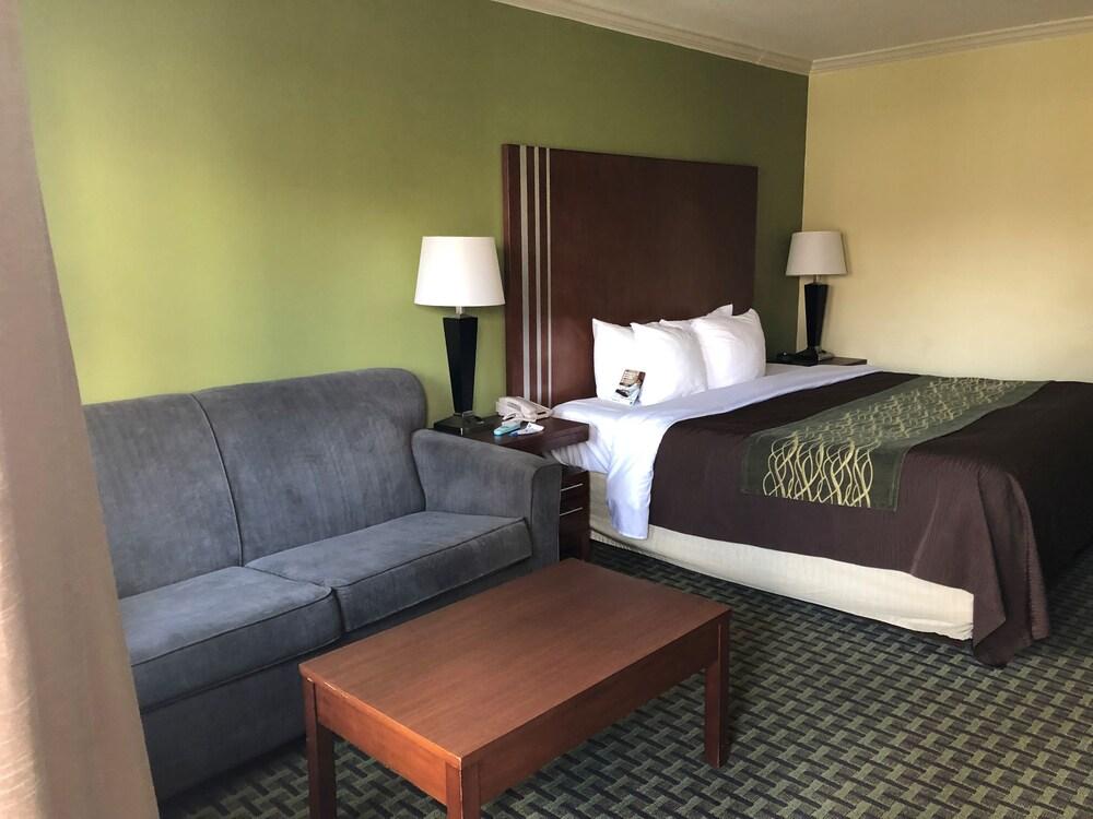 Days Inn by Wyndham Austintown photo 52