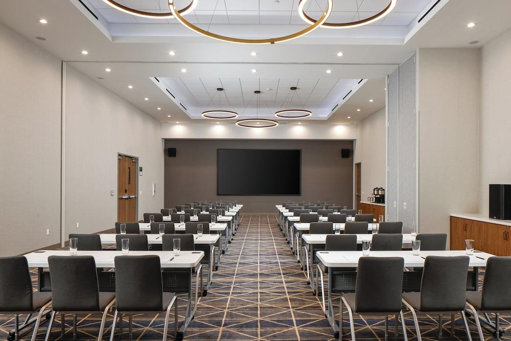Holiday Inn & Suites Monterey Park Los Angeles by IHG photo 46