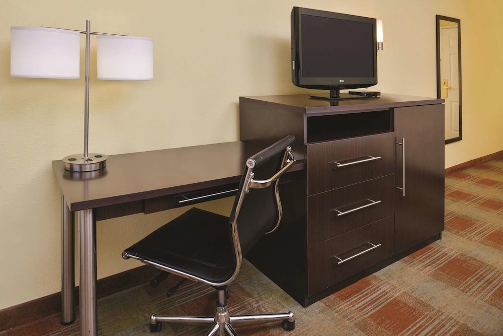 La Quinta Inn & Suites by Wyndham Atlanta South - Newnan photo 42