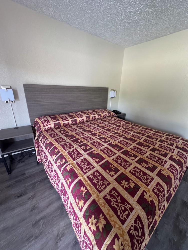 Studios & Suites 4 Less Virginia Beach photo 2