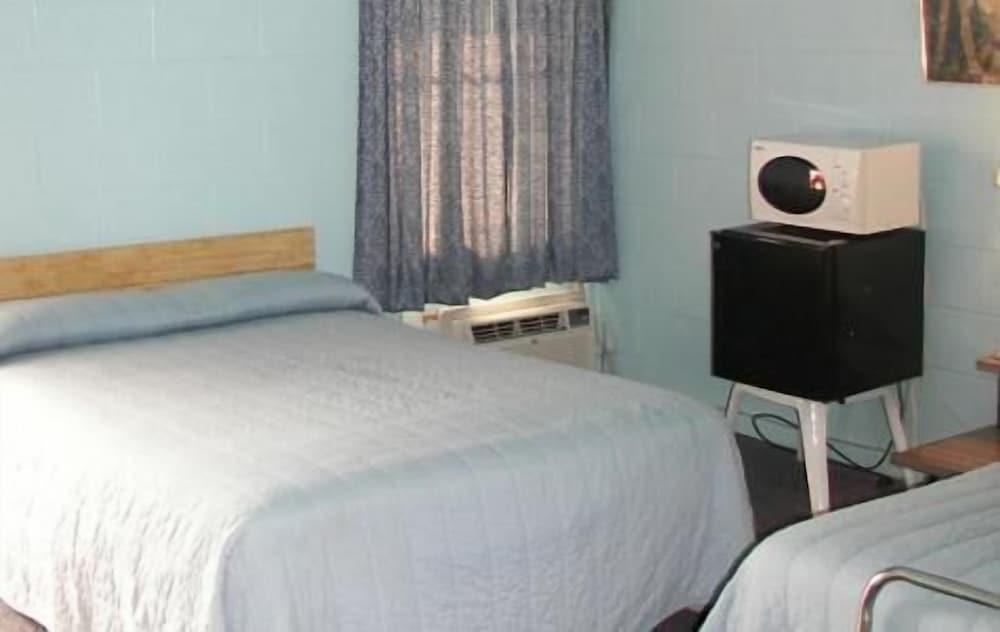 Holiday Host Motel photo 3