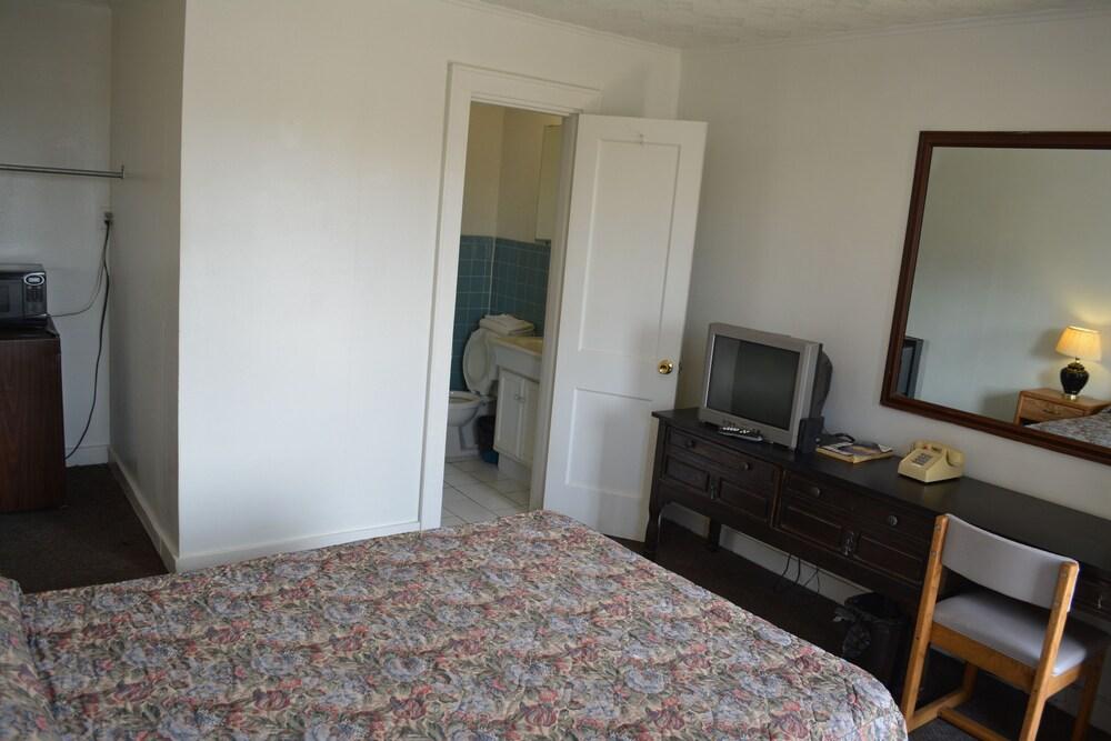 Delux Inn Big Spring photo 15