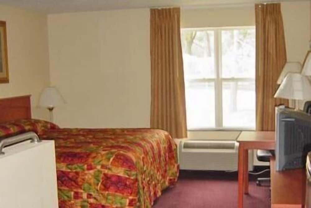 HomeTown Inn & Suites photo 15