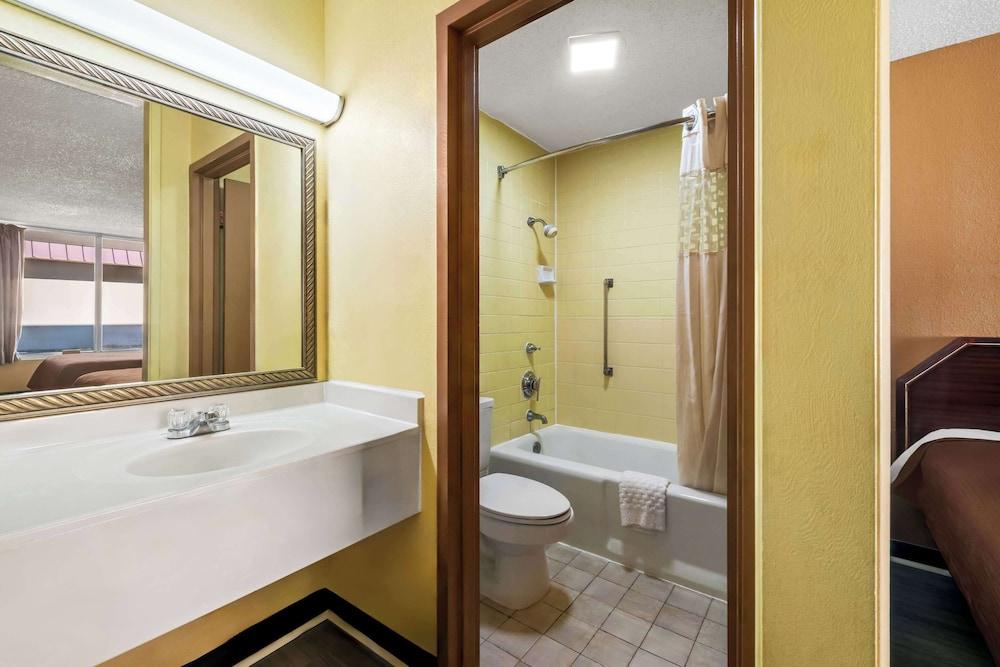 Rodeway Inn Monroe photo 32
