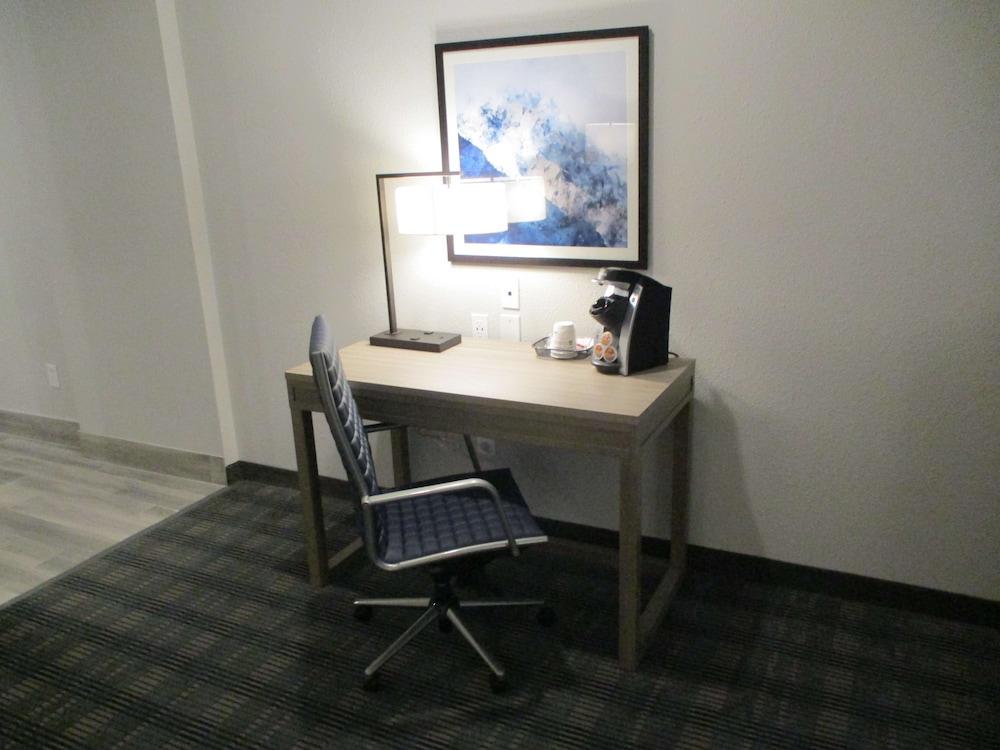 Merica Inn & Suites photo 9