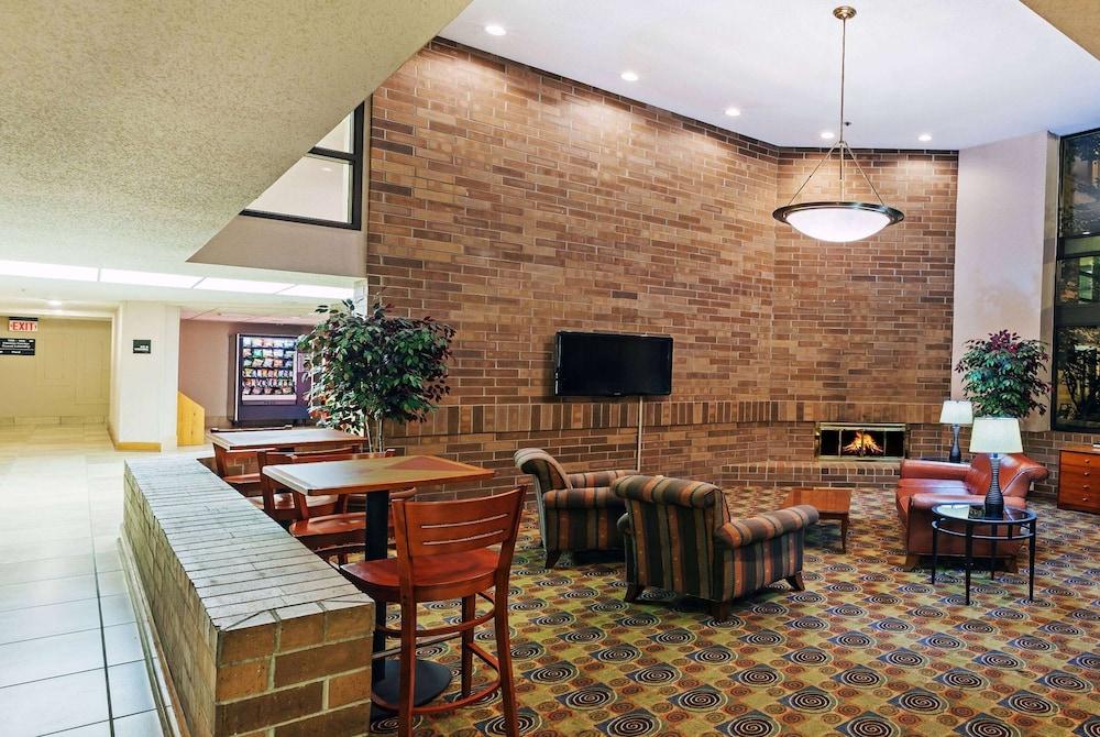 AmericInn by Wyndham Omaha photo 3