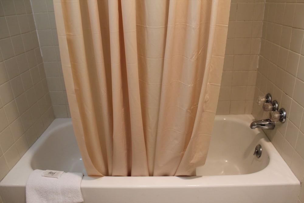 Tourway Inn photo 17