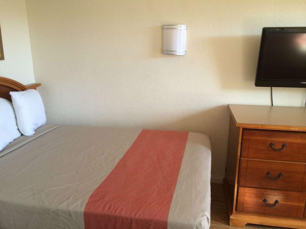 Vagabond Inn Hemet photo 17