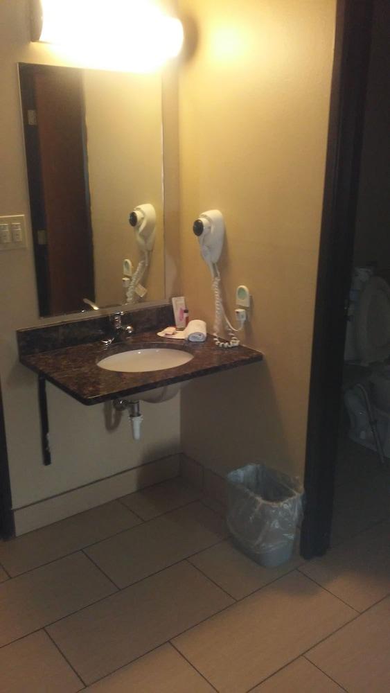 Quality Inn Elkhart photo 13