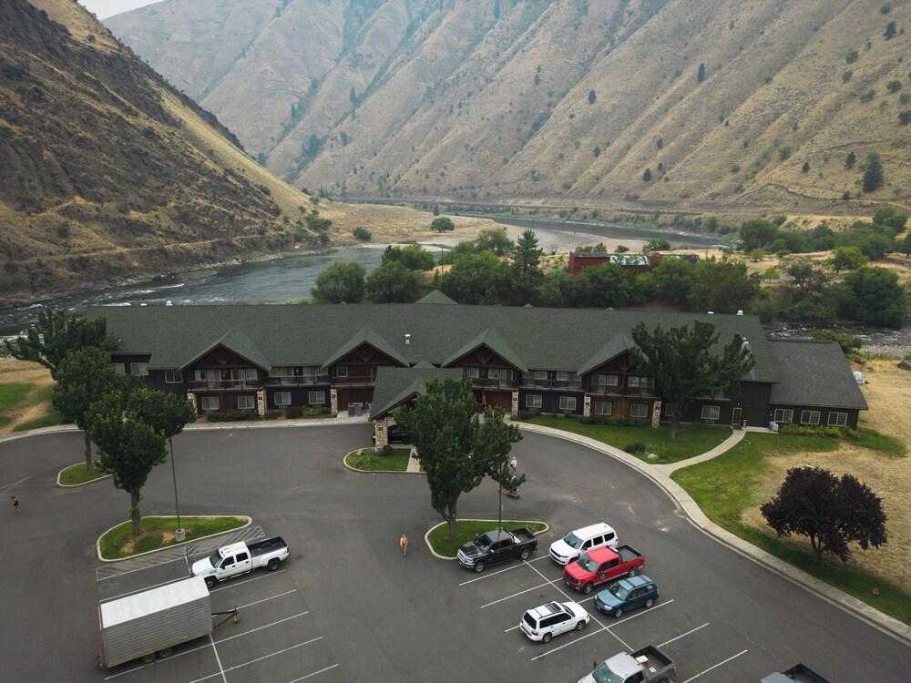 Salmon Rapids Lodge photo 2