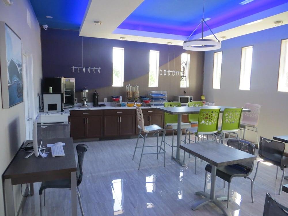 Hotel Blue - Woodlands photo 44