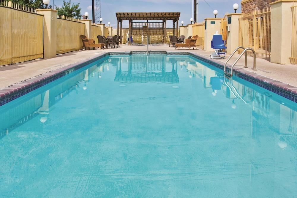 La Quinta Inn and Suites by Wyndham Schertz-San Antonio-Selma photo 9