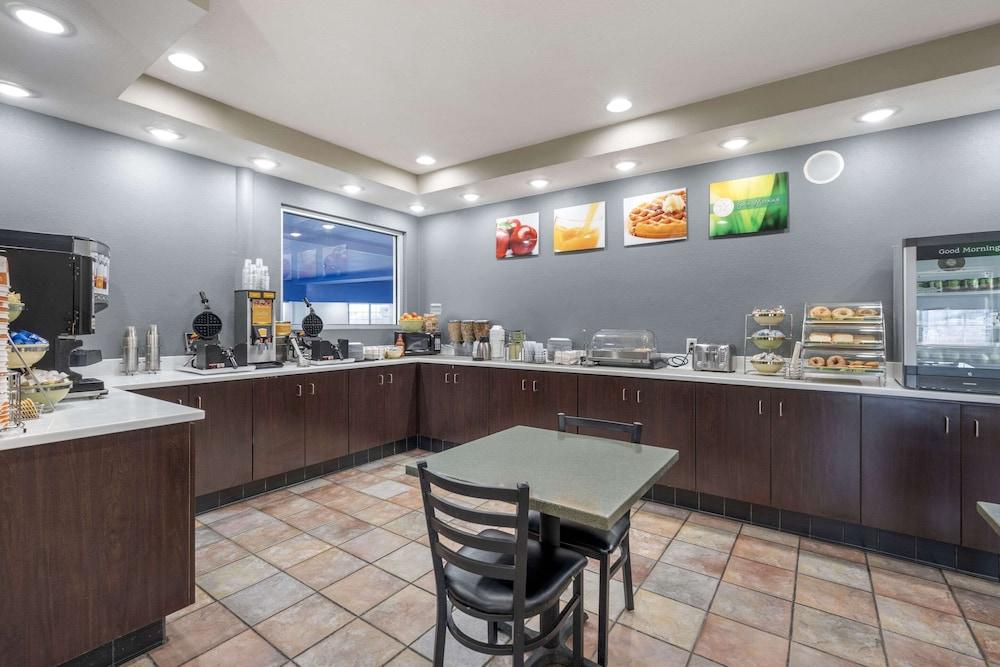 Quality Inn & Suites Lincoln North photo 9