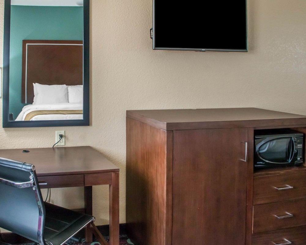 Comfort Inn & Suites San Marcos near Outlet Mall photo 10