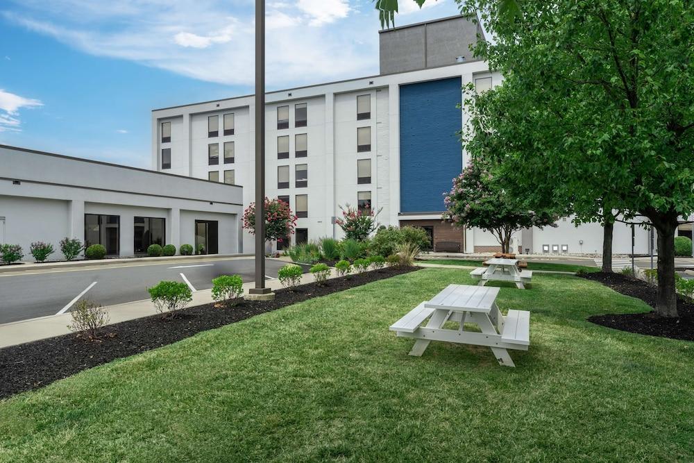 Hampton Inn Woodbridge photo 46